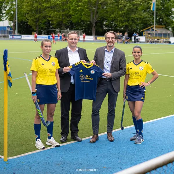 Trikotübergabe von PKF Fasselt an die Hockeydamen von Eintracht Braunschweig