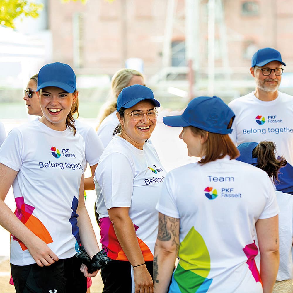 Kolleg:innen von PKF Fasselt in Team-Shirts bei einer Sportveranstaltung in Duisburg