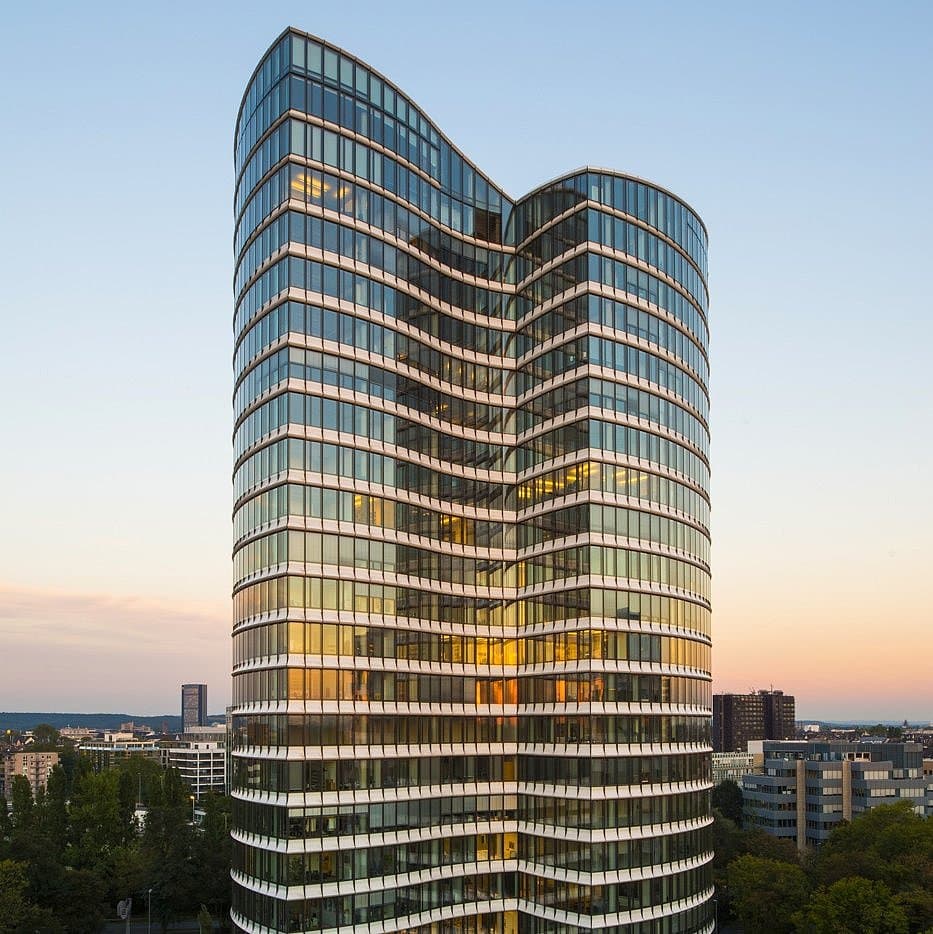 Sky Office in Düsseldorf im Abendlicht