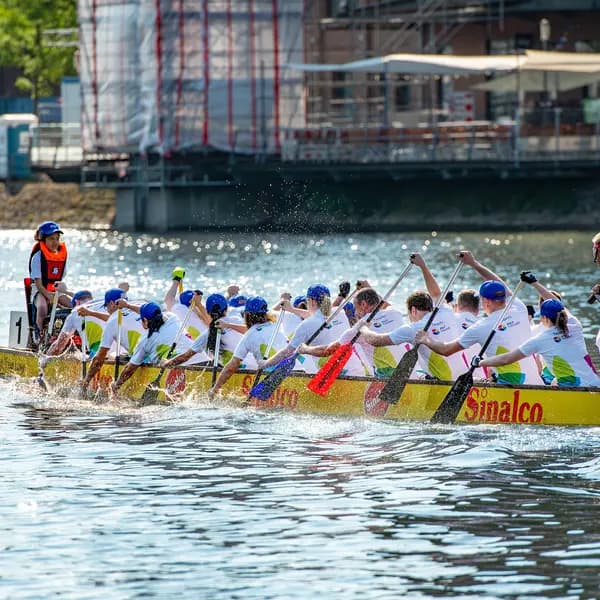 Drachenboot-Team von PKF Fasselt bei der Regatta im Duisburger Innenhafen