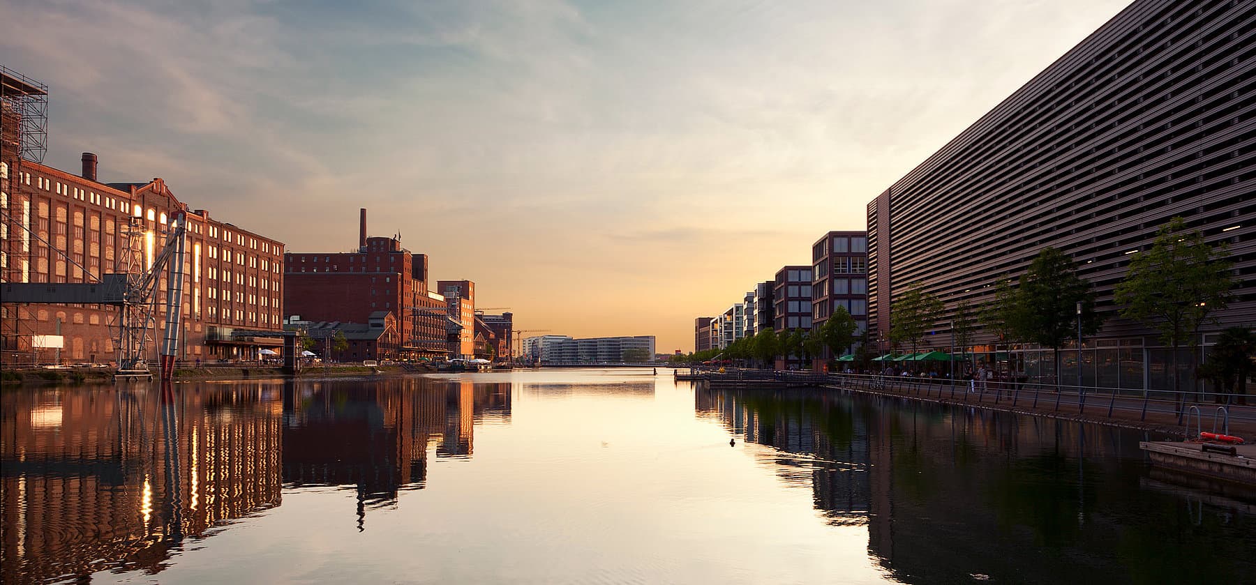 Innenhafen in Duisburg im Abendlicht