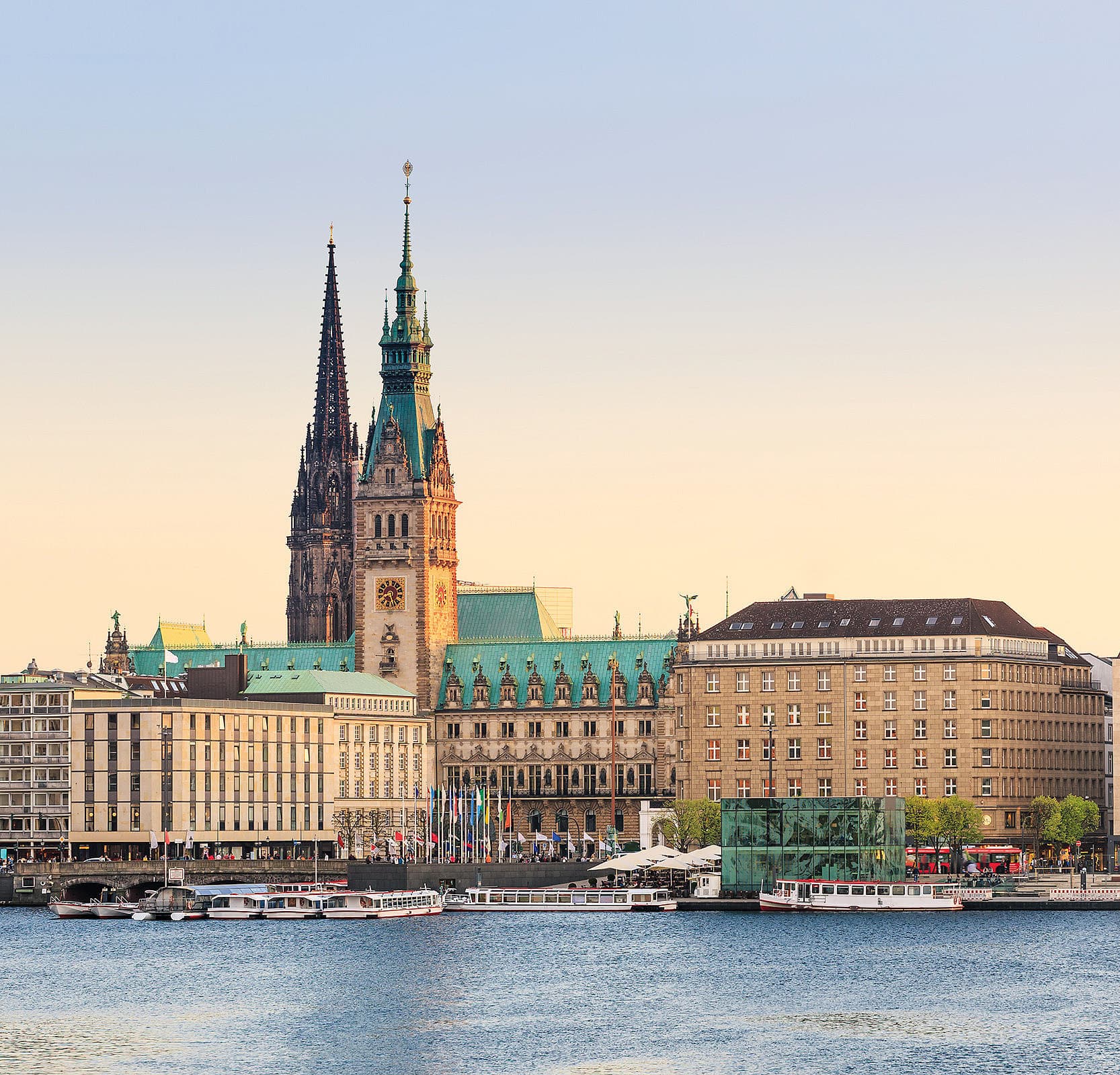 Blick über die Binnenalster auf das Hamburger Rathaus