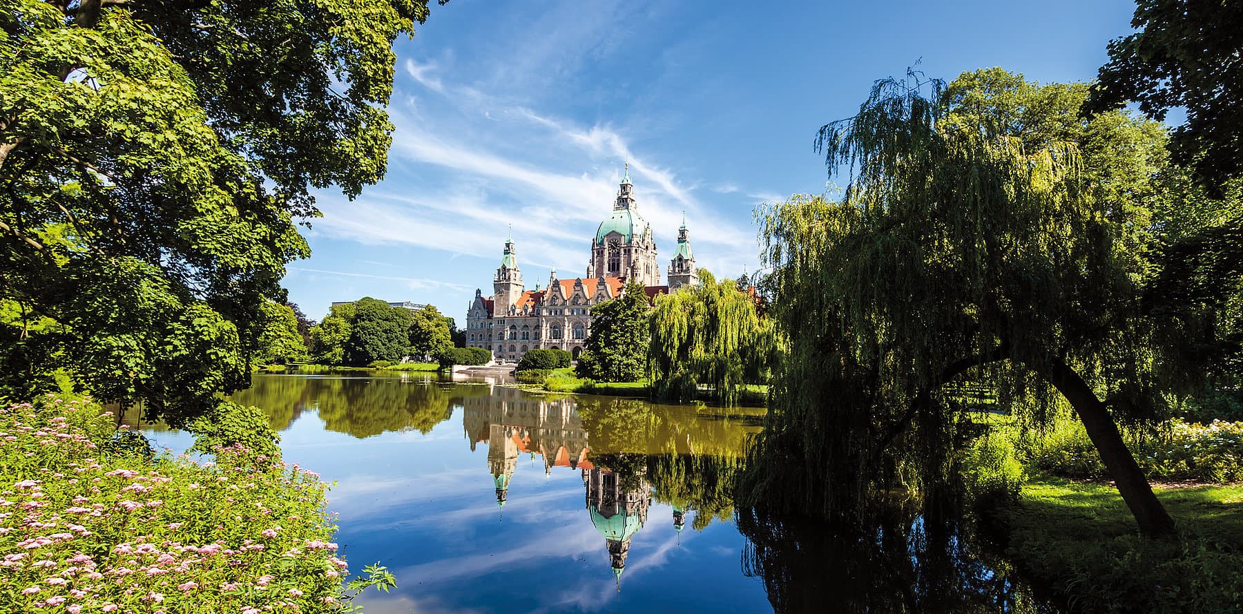 Park mit Blick auf das Neue Rathaus in Hannover