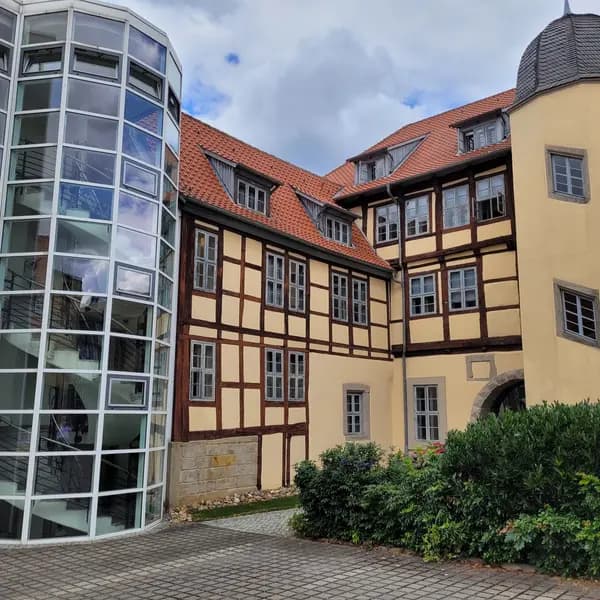 Historisches Bürogebäude von PKF Fasselt in Helmstedt mit modernem Glasanbau